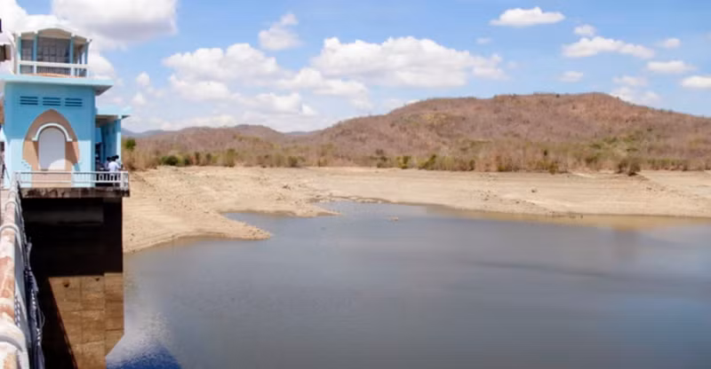 L'eau du lac Tân Giang s'assèche progressivement, ce qui n'est pas suffisant pour irriguer les rizières de la campagne d'été-automne du district de Thuân Nam, province de Ninh Thuân au Centre. Photo: VNA.