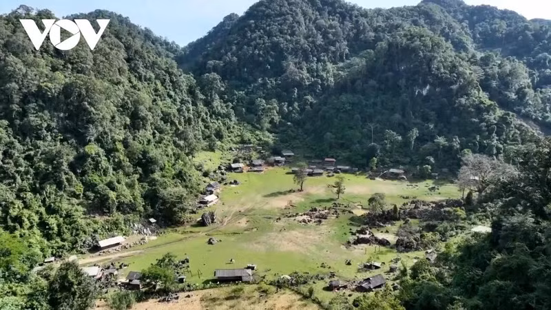 Hang Táu est un village de l’ethnie H'Mông, situé dans une vallée entourée de montagnes escarpées du district de Môc Châu, province de Son La (au nord-ouest). Le paysage y est encore vierge et la vie y est paisible, presque isolée de la société moderne. C’est un village sans électricité, pas de connexion téléphonique et ni Internet. Photo : VOV.