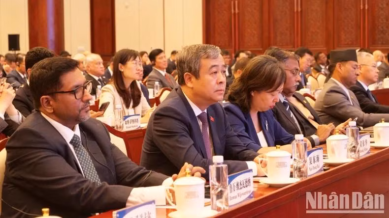 La délégation vietnamienne est conduite par Ngo Dong Hai, membre du Comité central du Parti communiste du Vietnam et chef adjoint de la Commission centrale de propagande et de mobilisation des masses (2e à partir de la gauche). Photo : NDEL.