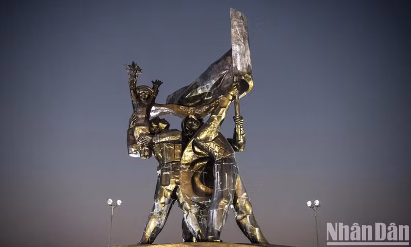 La statue de la victoire de Diên Biên Phu est une œuvre en bronze et reproduit l’image de trois combattants debout sur le quartier général du général de Castries, regardant vers les différentes directions, l’un portant une arme, l’autre agitant le drapeau et le troisième prenant en ses mains un enfant de l’ethnie Thai portant des fleurs. Menant à cette statue, l’escalier en marbre de 320 marches se divise en trois terrasses de repos symbolisant les trois grandes offensives de l’armée vietnamienne lors de la bataille de Diên Biên Phu. Aux bords de l’escalier sont implantées 56 bornes de granites bleues symbolisant les 56 jours et nuits de combat.
