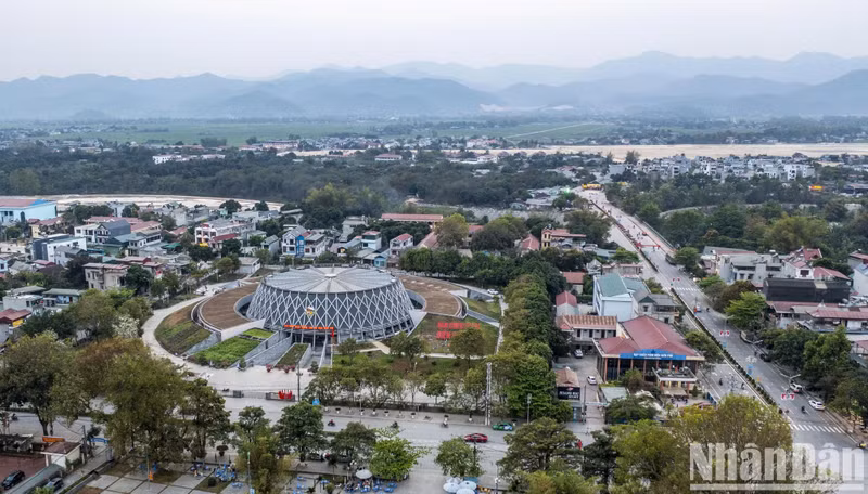 Le Musée de la victoire de Diên Biên Phu est situé dans la rue Vo Nguyên Giap. L’ouvrage a été construit en 2012 et inauguré en 2014 à l’occasion du 60e anniversaire de la Victoire de Diên Biên Phu. Il s’agit d’un projet à l’architecture moderne. La forme extérieure est conçue comme un chapeau en bambou recouvert d’un filet de camouflage, ainsi qu’un système de rayons en béton et en acier renforcé pour recréer la tenue matelassée des soldats de Diên Biên Phu.