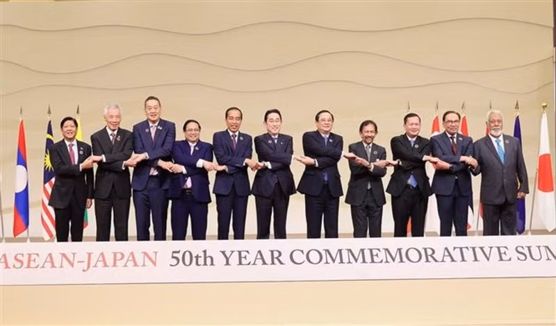 Les délégués posent pour une photo de groupe lors du Sommet commémoratif du 50e anniversaire de l’amitié et de la coopération ASEAN - Japon. Photo : VNA.