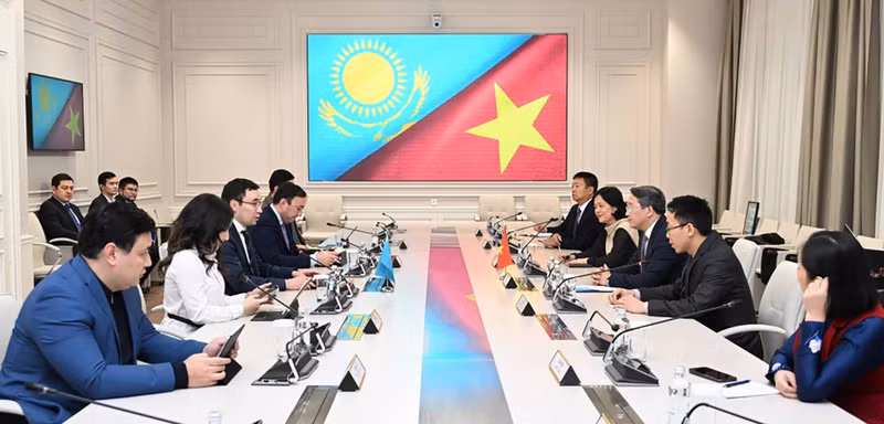 Séance de travail entre la délégation de la province vietnamienne de Khanh Hoa et le maire adjoint de la ville kazakhe d’Almaty, Alisher Abdykadyrov. Photo: baoquocte.vn.