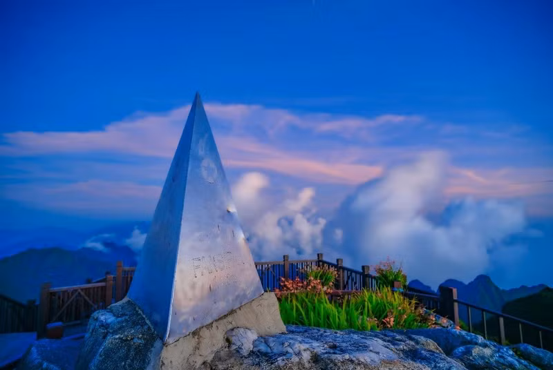 En regardant le ciel bleu clair et la mer de nuages depuis le sommet du Fansipan, les visiteurs se sentiront comme dans un monde féérique. En regardant le ciel bleu clair et la mer de nuages depuis le sommet du Fansipan, les visiteurs se sentiront comme dans un monde féérique.