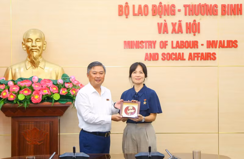 Depuis sa prise de fonction en tant qu’attaché au travail et à l'emploi de l'ambassade de la République de Corée au Vietnam en mars 2022, Kim Yoon Hye a aidé le Vietnam à envoyer des travailleurs en République de Corée, contribuant ainsi à promouvoir la coopération bilatérale dans le domaine du travail et de l’emploi. Photo : molisa.gov.vn. Depuis sa prise de fonction en tant qu’attaché au travail et à l'emploi de l'ambassade de la République de Corée au Vietnam en mars 2022, Kim Yoon Hye a aidé le Vietnam à envoyer des travailleurs en République de Corée, contribuant ainsi à promouvoir la coopération bilatérale dans le domaine du travail et de l’emploi. Photo : molisa.gov.vn.