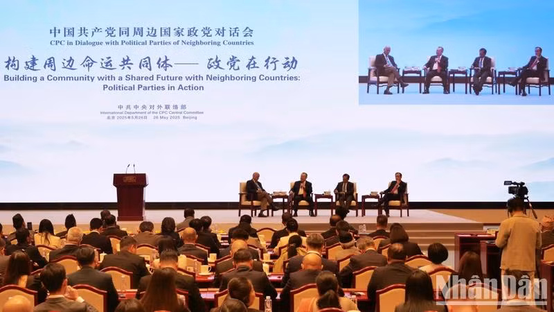 Lors d'un colloque dans le cadre du dialogue entre le Parti communiste chinois et les partis politiques des pays voisins, le 26 mai à Pékin. Photo : NDEL.