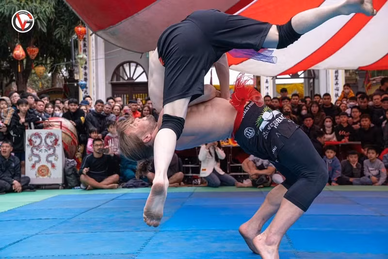 Zakhar Dzmitrychenka a soulevé de terre le Japonais Masafumi Arikawa pour entrer en compétition avec la lutteuse vietnamienne Nguyen Thi Thanh Truc, qui pèse 130 kg. Photo : Grappling Vietnam.