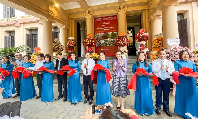 Lors de la cérémonie d'inauguration de l'exposition « L’admiration d’un artiste vietnamien résidant à l’étranger envers l’Oncle Hô », le 17 mai, au Musée des beaux-arts du Vietnam, à Hanoï. Photo: toquoc.vn. Lors de la cérémonie d'inauguration de l'exposition « L’admiration d’un artiste vietnamien résidant à l’étranger envers l’Oncle Hô », le 17 mai, au Musée des beaux-arts du Vietnam, à Hanoï. Photo: toquoc.vn.