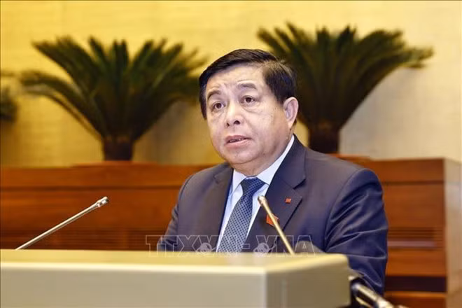 Le ministre du Plan et de l’Investissement Nguyên Chi Dung présente un rapport sur le plan de développement socio-économique révisé 2025. Photo : VNA