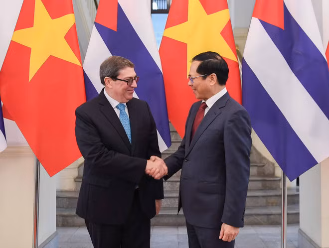 Le vice-Premier ministre et ministre des Affaires étrangères (AE) Bui Thanh Son (droite) et Bruno Rodríguez Parrilla, membre du Bureau politique du Parti communiste de Cuba et ministre des AE. Photo : VNA. Le vice-Premier ministre et ministre des Affaires étrangères (AE) Bui Thanh Son (droite) et Bruno Rodríguez Parrilla, membre du Bureau politique du Parti communiste de Cuba et ministre des AE. Photo : VNA.