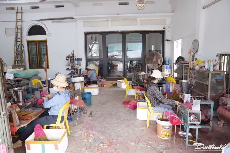 À environ 30 km du centre-ville de Hanoï, le village de Quang Phu Câu, dans le district de Ung Hoa (Hanoï), est connu pour son métier de fabrication de bâtonnets d’encens âgé de plus d’un siècle. Photo: daidoanket.vn.