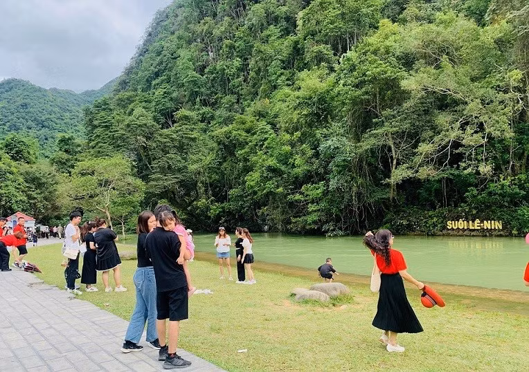 À Cao Bang, les touristes se doivent de visiter la grotte de Pac Bo où ils peuvent profiter de l’air frais et explorer le ruisseau Lénine à l’eau émeraude, niché au pied de la montagne Karl Marx. À Cao Bang, les touristes se doivent de visiter la grotte de Pac Bo où ils peuvent profiter de l’air frais et explorer le ruisseau Lénine à l’eau émeraude, niché au pied de la montagne Karl Marx.
