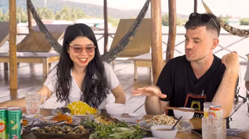 Le chef américain Chad Kubanoff, accompagné de la guide vietnamienne Katie, explore les délices culinaires de Phu Quoc. Photo : Vietnamnet Le chef américain Chad Kubanoff, accompagné de la guide vietnamienne Katie, explore les délices culinaires de Phu Quoc. Photo : Vietnamnet