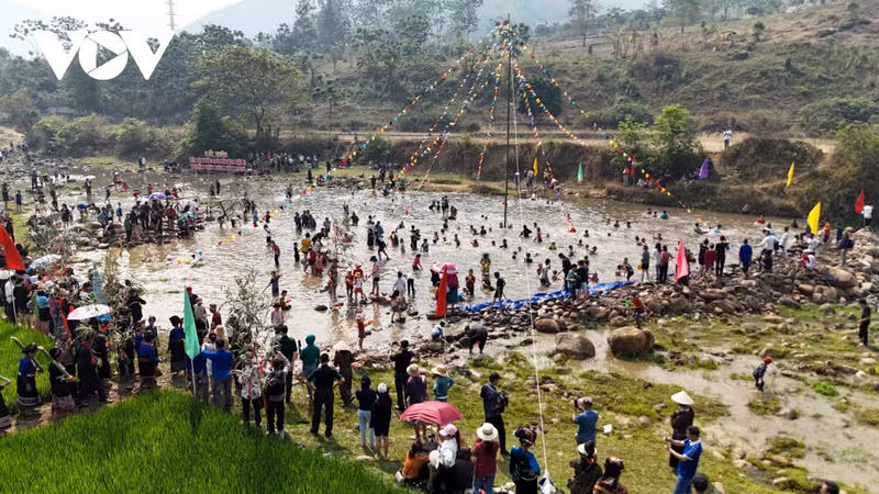 La fête a également pour but de sensibiliser la population, notamment les jeunes générations, à l’importance de renforcer la solidarité et de préserver les traditions culturelles. Photo: VOV. La fête a également pour but de sensibiliser la population, notamment les jeunes générations, à l’importance de renforcer la solidarité et de préserver les traditions culturelles. Photo: VOV.