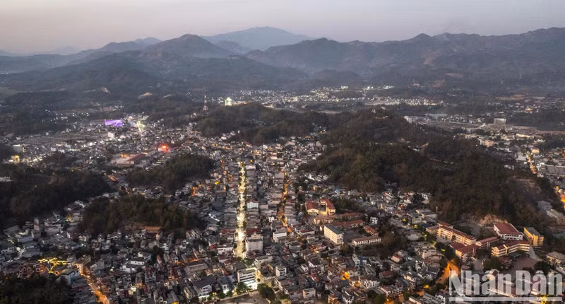 La province de Diên Biên dispose de 10 unités administratives, dont une ville, une cité municipale et huit districts avec 130 communes et quartiers. D’une superficie de plus de 9 500 km², la province compte plus de 630 000 habitants, dont 83 % sont issus de minorités ethniques.