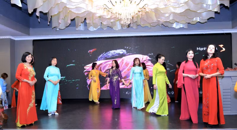 Un défilé d’áo dài lors de la soirée de gala du Club du patrimoine vietnamien « áo dài » en Hongrie à l’occasion du Nouvel An 2025. Photo : Club du patrimoine vietnamien « áo dài » en Hongrie