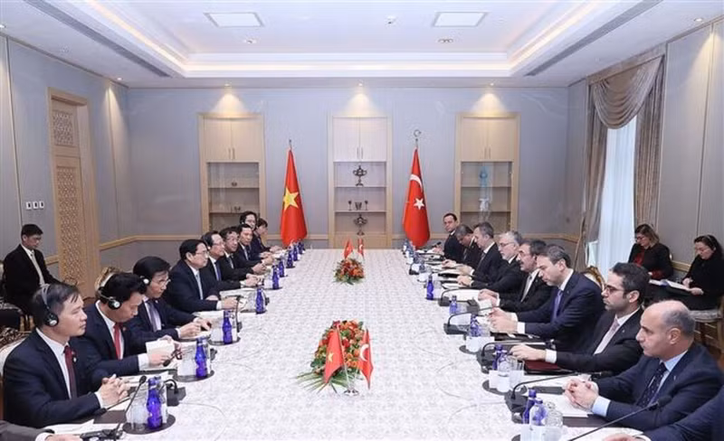 Lors de l'entretien entre les délégations vietnamienne (à gauche) et turque à Ankara, le 29 novembre. Photo : VNA.