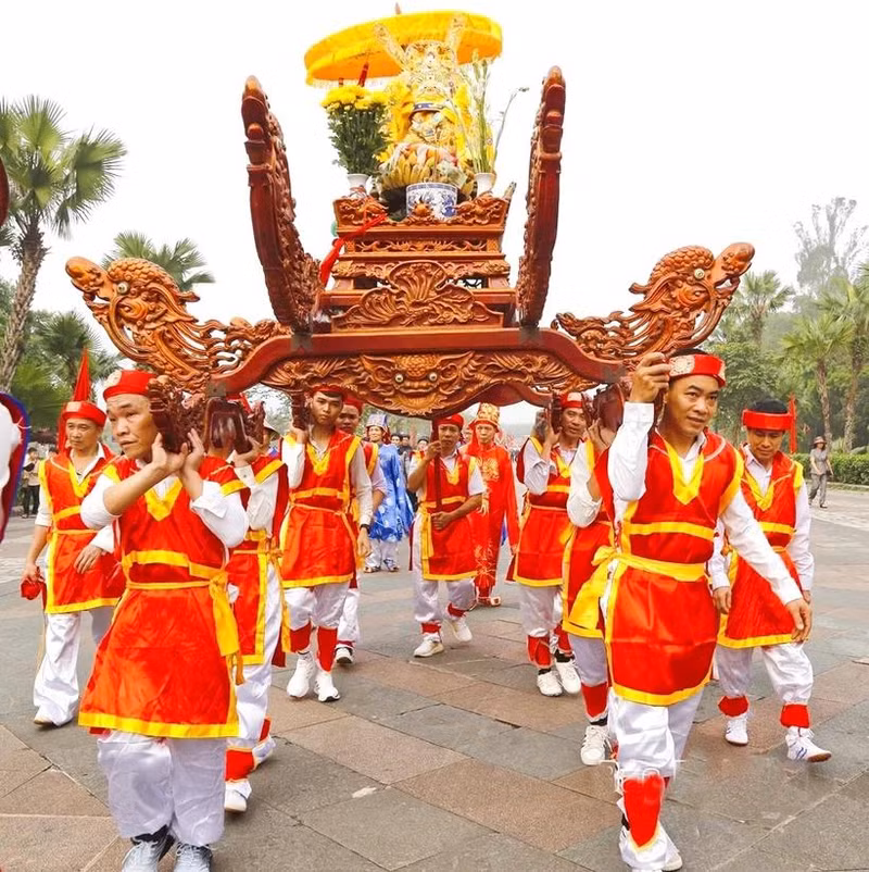 Procession de palanquins vers les temples des rois Hùng, organisée par les localités avoisinantes du site historique. Photo : baodantoc.vn Procession de palanquins vers les temples des rois Hùng, organisée par les localités avoisinantes du site historique. Photo : baodantoc.vn