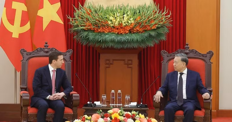 Le secrétaire général du Parti, Tô Lâm (à droite) et le directeur général de Warburg Pincus et président du Conseil d’affaires États-Unis - ASEAN (USABC), David Perlman, à Hanoi, le 18 avril. Photo : VNA. 
