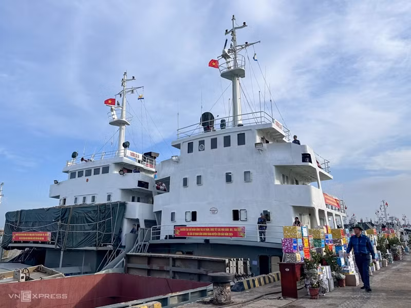 Le 8 janvier en matinée, les cadeaux ont été acheminés vers les deux navires Truong Sa 04 et Truong Sa 16 prêts pour le voyage. Photo : Cao Cuong.