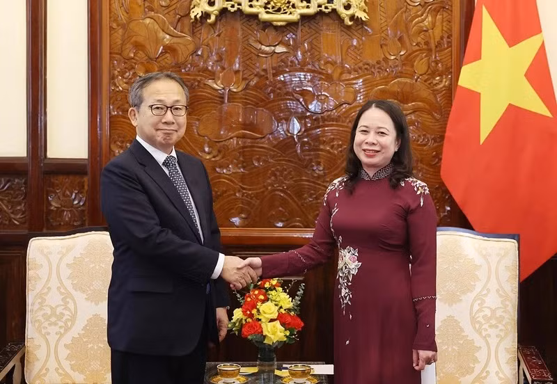 La Présidente vietnamienne par intérim, Vo Thi Anh Xuân (à droite), et l’ambassadeur japonais au Vietnam, Yamada Takio, le 24 avril à Hanoi. Photo: VNA.
