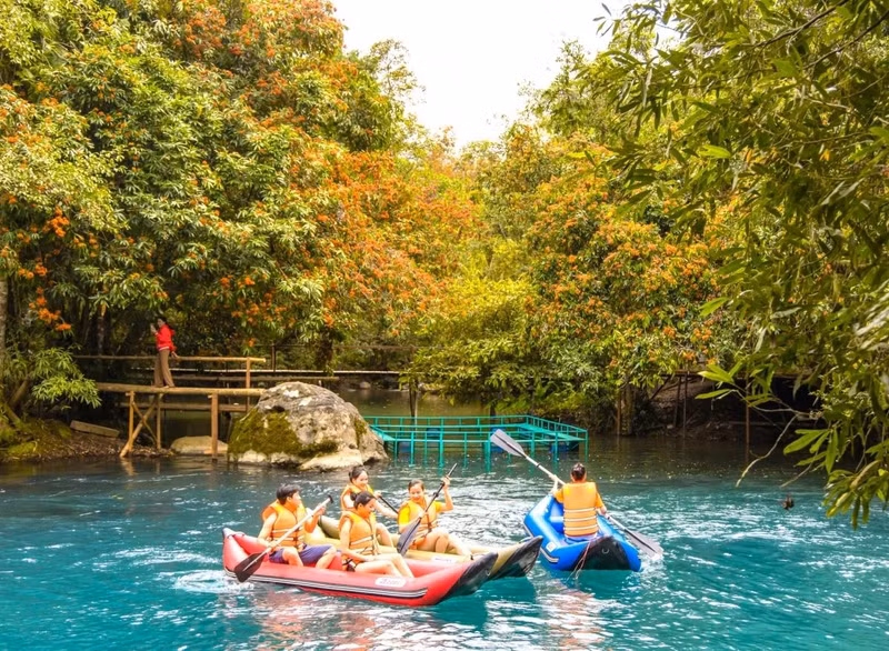 En venant au ruisseau Mooc, les visiteurs peuvent s’immerger dans l'eau fraîche et bleue. En plus de la natation, ils peuvent également participer à d'autres activités amusantes, telles que la via ferrata, le kayak, la découverte de la beauté sauvage, mais époustouflante de la nature à Quang Binh. Photo : VOV
