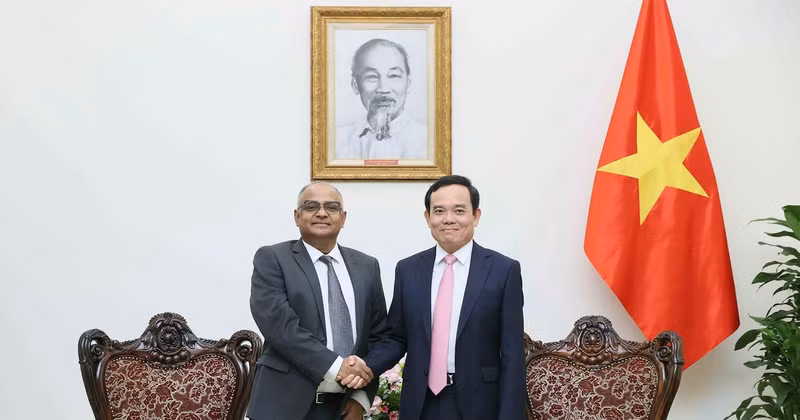 Le vice-Premier ministre Trân Luu Quang (droite) et le directeur national de la Banque asiatique de développement (BAD) au Vietnam, Shantanu Chakraborty. Photo : VNA.
