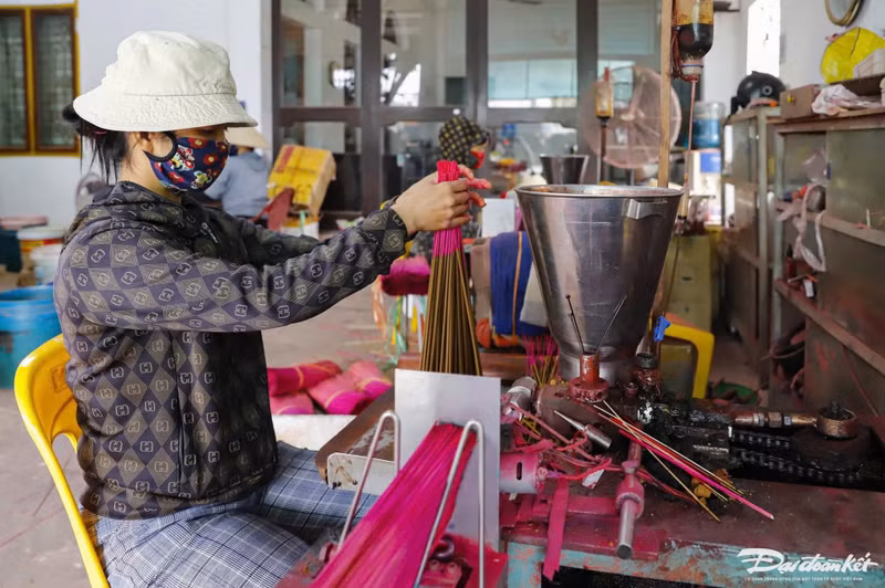 La famille de Lê Thi Hoa fabrique des bâtons d’encens traditionnels depuis plus de 40 ans et est l’une des rares familles à conserver encore le métier de la fabrication manuelle des bâtons d’encens. L’encens est un produit contenant des éléments spirituels, chaque étape doit alors être effectuée avec minutie. Photo: daidoanket.vn.
