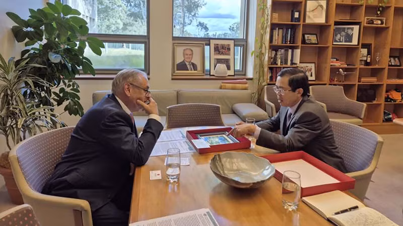 L’ambassadeur vietnamien en Australie, Pham Hung Tam (à droite), et le sénateur et ministre australien du Commerce et du Tourisme, Don Farrell, le 6 mai au siège du Parlement australien. Photo: baoquocte.vn.