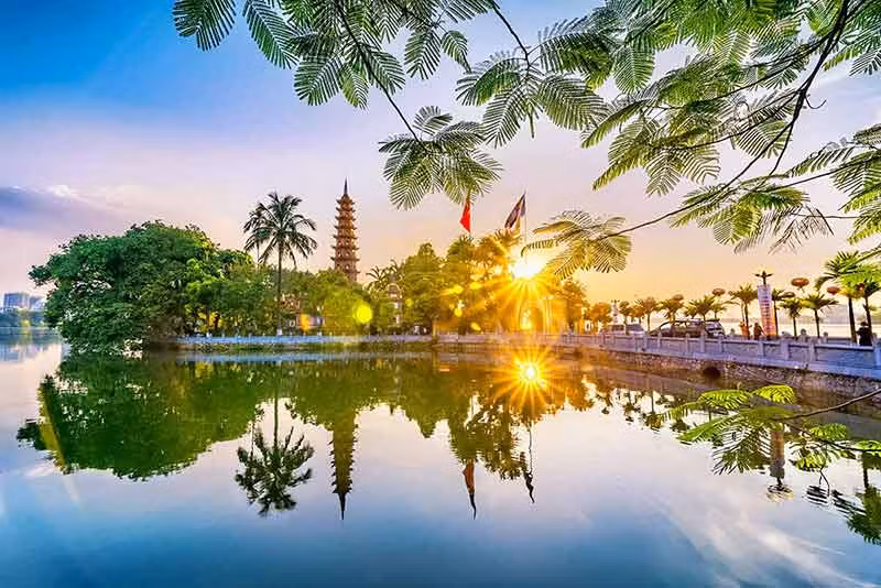 La pagode Trân Quôc, âgée de près de 1 500 ans, est un site touristique spirituel de Hanoi. Ce site attire de nombreux bouddhistes et visiteurs vietnamiens et étrangers grâce à sa beauté architecturale et à sa signification historique. Photo : Travel2next.
