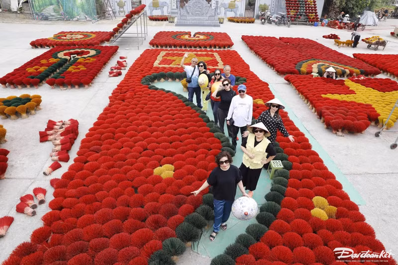 Partout dans le village, le rose et le rouge des bâtons d’encens illuminent les rues. Photo: daidoanket.vn.