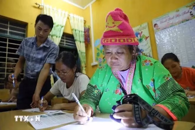 Des femmes participent à un cours d'alphabétisation. Photo : VNA.