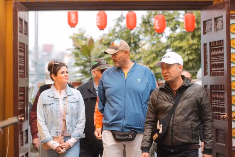 Les visiteurs étrangers apprécient également la visite des pagodes à l'occasion du Têt Nguyên Tiêu. Photo : VNA.