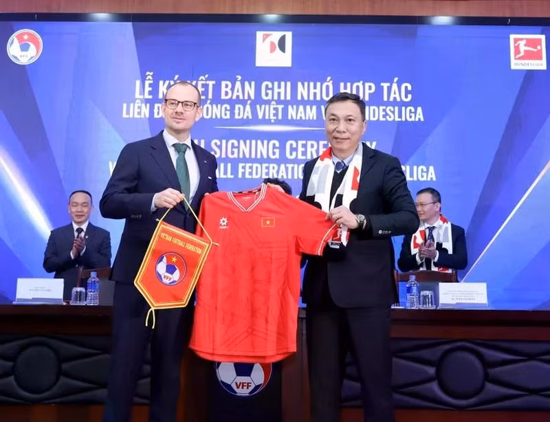 Le président de la VFF Trân Quôc Tuân (droite) et Peer Naubert, directeur marketing de Bundesliga International, présents à la cérémonie. Photo : VFF. 