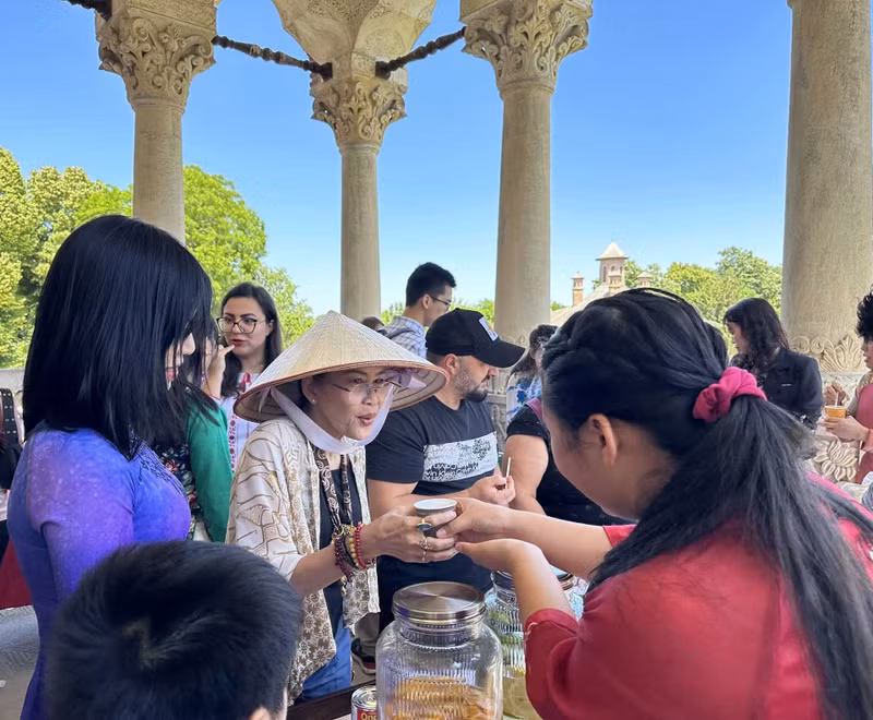 Les visiteurs ont l’occasion de découvrir la méthode de préparation du café vietnamien, ainsi que de déguster différents types de café vietnamien les plus appréciés par les Vietnamiens et les touristes étrangers comme : café filtre, café au lait glacé, café aux œufs, café noir, café brun, café blanc, ou encore café salé, etc. Photo: baoquocte.vn.