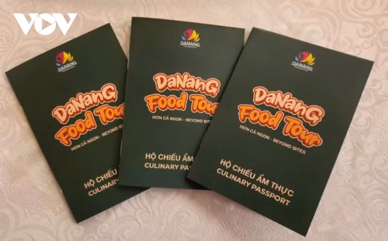 10 000 passeports culinaires bilingues (vietnamien-anglais) sont distribués gratuitement entre le 15 décembre 2024 et le 15 mars 2025 dans les comptoirs d’information touristique dispersés à travers la ville de Da Nang, notamment à l’aéroport international de Da Nang, au centre d’assistance touristique, ainsi que dans les principales attractions touristiques et des hôtels sélectionnés. Photo : VOV. 10 000 passeports culinaires bilingues (vietnamien-anglais) sont distribués gratuitement entre le 15 décembre 2024 et le 15 mars 2025 dans les comptoirs d’information touristique dispersés à travers la ville de Da Nang, notamment à l’aéroport international de Da Nang, au centre d’assistance touristique, ainsi que dans les principales attractions touristiques et des hôtels sélectionnés. Photo : VOV.