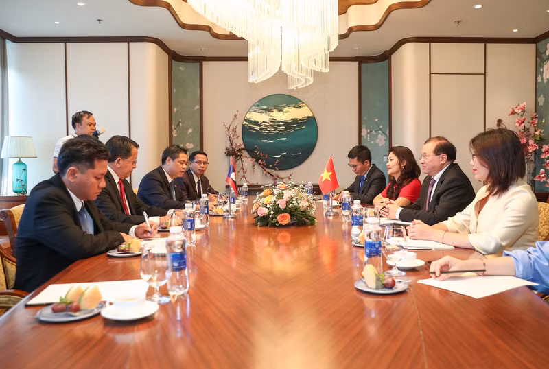 Séance de travail entre le vice-ministre vietnamien de la Culture, des Sports et du Tourisme, Ta Quang Dong, et le vice-ministre laotien de l'Information, de la Culture et du Tourisme, Kouamoua Vansy, le 3 septembre à Quy Nhon. Photo: toquoc