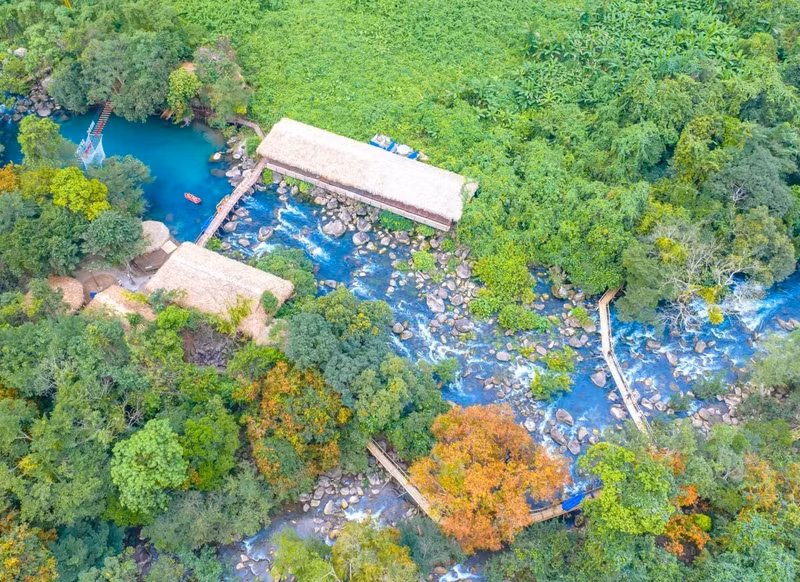 Le ruisseau Mooc n’est pas seulement un lieu pour se détendre, mais aussi une destination idéale pour ceux qui aiment les selfies et la photographie en plein air ou souhaitent conserver des souvenirs en photos. Photo : VOV