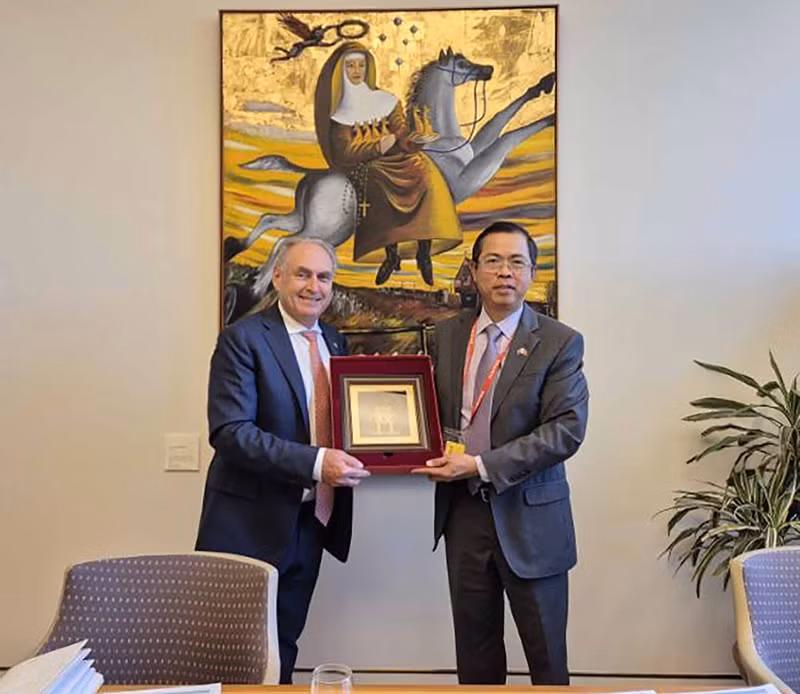 L’ambassadeur Pham Hung Tam a profité de cette occasion pour proposer des solutions spécifiques visant à renforcer la coopération vietnamo-australienne dans l’économie, le commerce, l’investissement et le tourisme. Photo: baoquocte.vn.