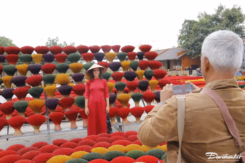 En venant à Quang Phu Câu, les visiteurs peuvent non seulement découvrir les étapes de fabrication des bâtonnets d’encens, mais aussi prendre des photos avec des grappes de bâtons d’encens comme des bouquets de fleurs. Photo: daidoanket.vn.