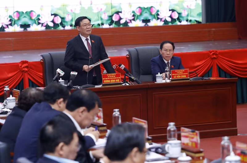 Le Président de l’AN vietnamienne, Vuong Dinh Huê (debout), lors d’une séance de travail avec le Comité municipal du Parti de la ville de Hai Phong, le 6 janvier. Photo : VNA.