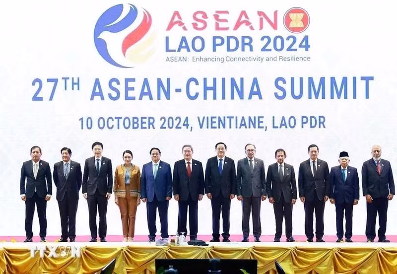 Le Premier ministre Pham Minh Chinh (cinquième à gauche), les chefs des délégations de l'ASEAN et le Premier ministre chinois Li Qiang prennent une photo de groupe. Photo : VNA.