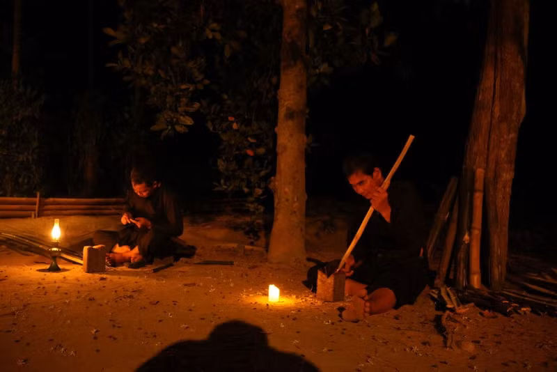 Deux artistes dans la peau des habitants-soldats de Cu Chi d'autrefois.