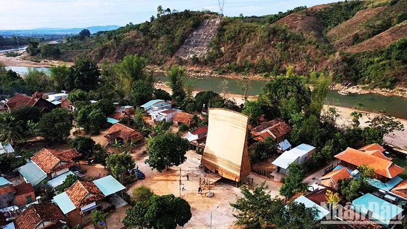 Un coin du village du tourisme communautaire de Kon K'tu, dans la province de Kon Tum. Photo: NDEL