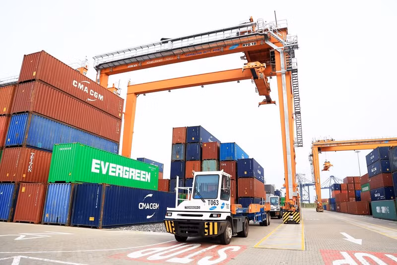 Afin de faciliter l’accès de la population et des entreprises aux procédures douanières en particulier et aux activités d'importation et d'exportation en général, le Département des douanes a mis l'accent sur l'investissement dans la modernisation des infrastructures et l'automatisation de 100 % des procédures douanières. Afin de faciliter l’accès de la population et des entreprises aux procédures douanières en particulier et aux activités d'importation et d'exportation en général, le Département des douanes a mis l'accent sur l'investissement dans la modernisation des infrastructures et l'automatisation de 100 % des procédures douanières.