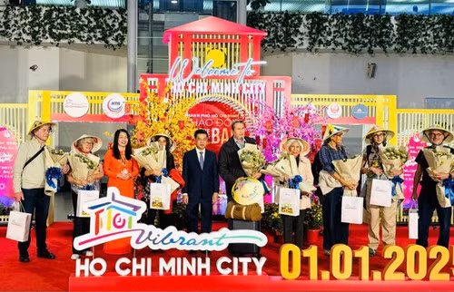 Le Service du tourisme de Hô Chi Minh-ville a accueilli les premiers touristes de 2025 lors d'une cérémonie organisée à l'aéroport international de Tân Son Nhât. Photo : VNA.