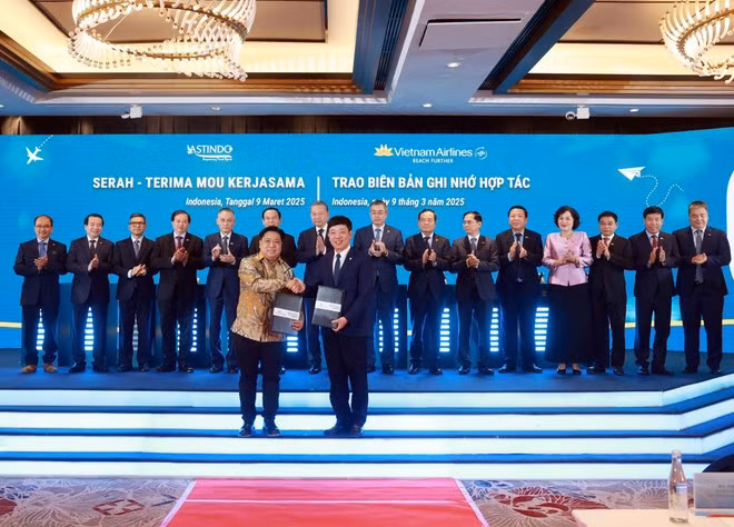 Vietnam Airlines signe un protocole d’accord avec l’Association indonésienne des agents de voyages (ASTINDO) sur la coopération dans le développement du tourisme. Photo : VNA.
