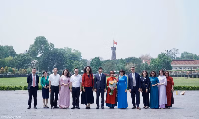 La visite de la Citadelle impériale de Thang Long est l’occasion de promouvoir l’image du Vietnam, sa riche histoire, sa culture et son peuple auprès des amis internationaux. Photo : baoquocte.vn.