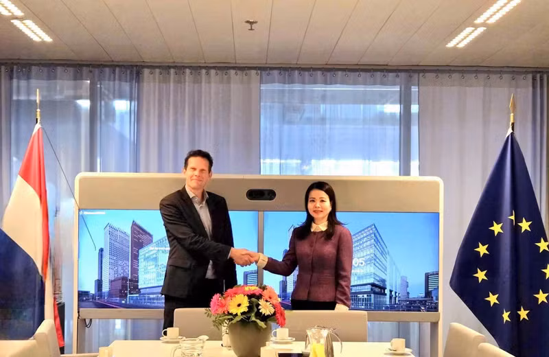 La vice-ministre vietnamienne des Affaires étrangères, Nguyen Minh Hang (à droite), et le ministre adjoint néerlandais des Affaires étrangères pour le Partenariat pour la croissance verte et les objectifs mondiaux de développement durable à l’horizon 2030 (Sommet P4G), Steven Collet. Photo: baoquocte.