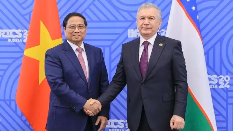 Le Premier ministre vietnamien Pham Minh Chinh (à gauche) et le président ouzbek Shavkat Mirziyoyev, en octobre 2024 en Russie. Photo : Nhat Bac/VGP.